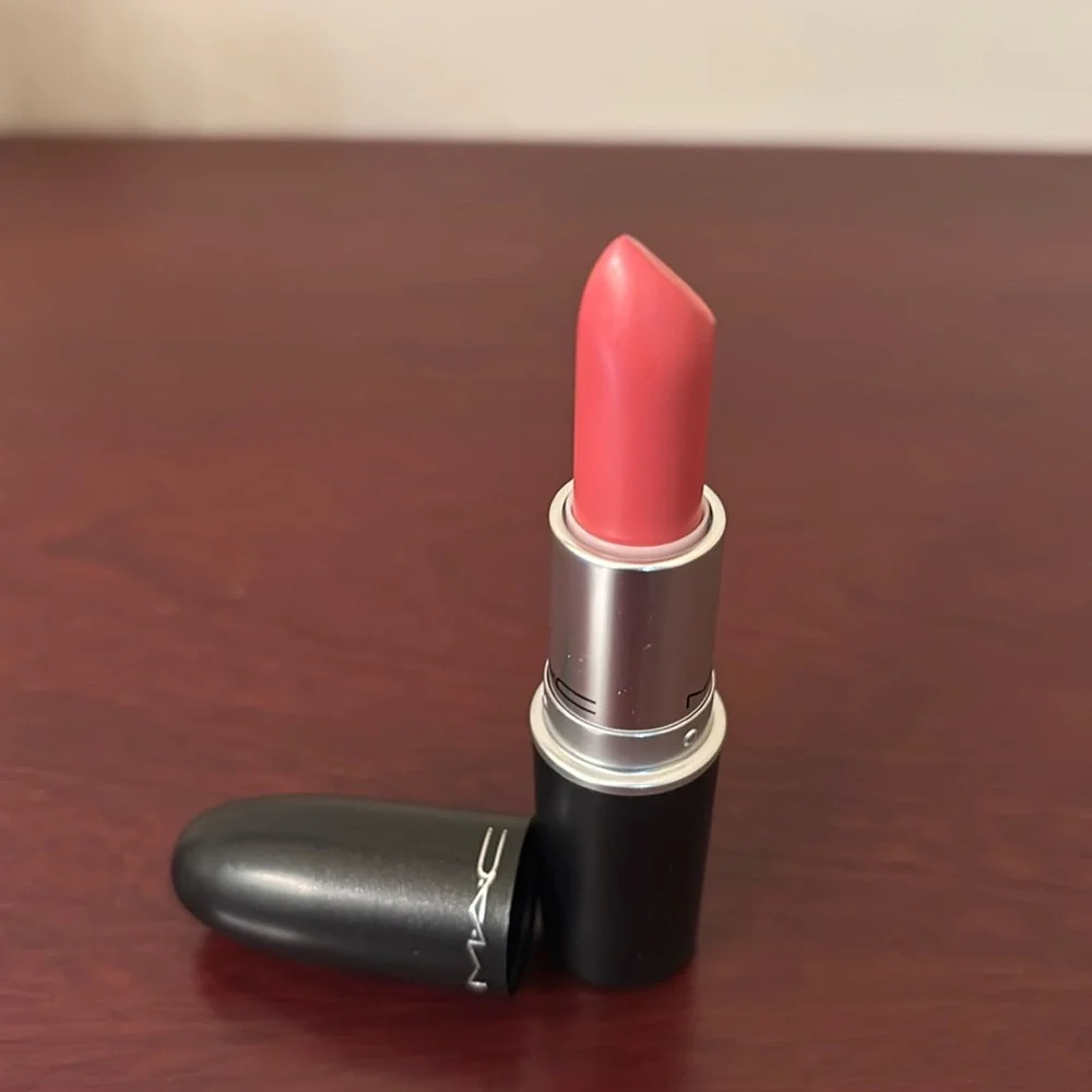 MAC Runway Hit Retro Matte Lipstick light nude matte